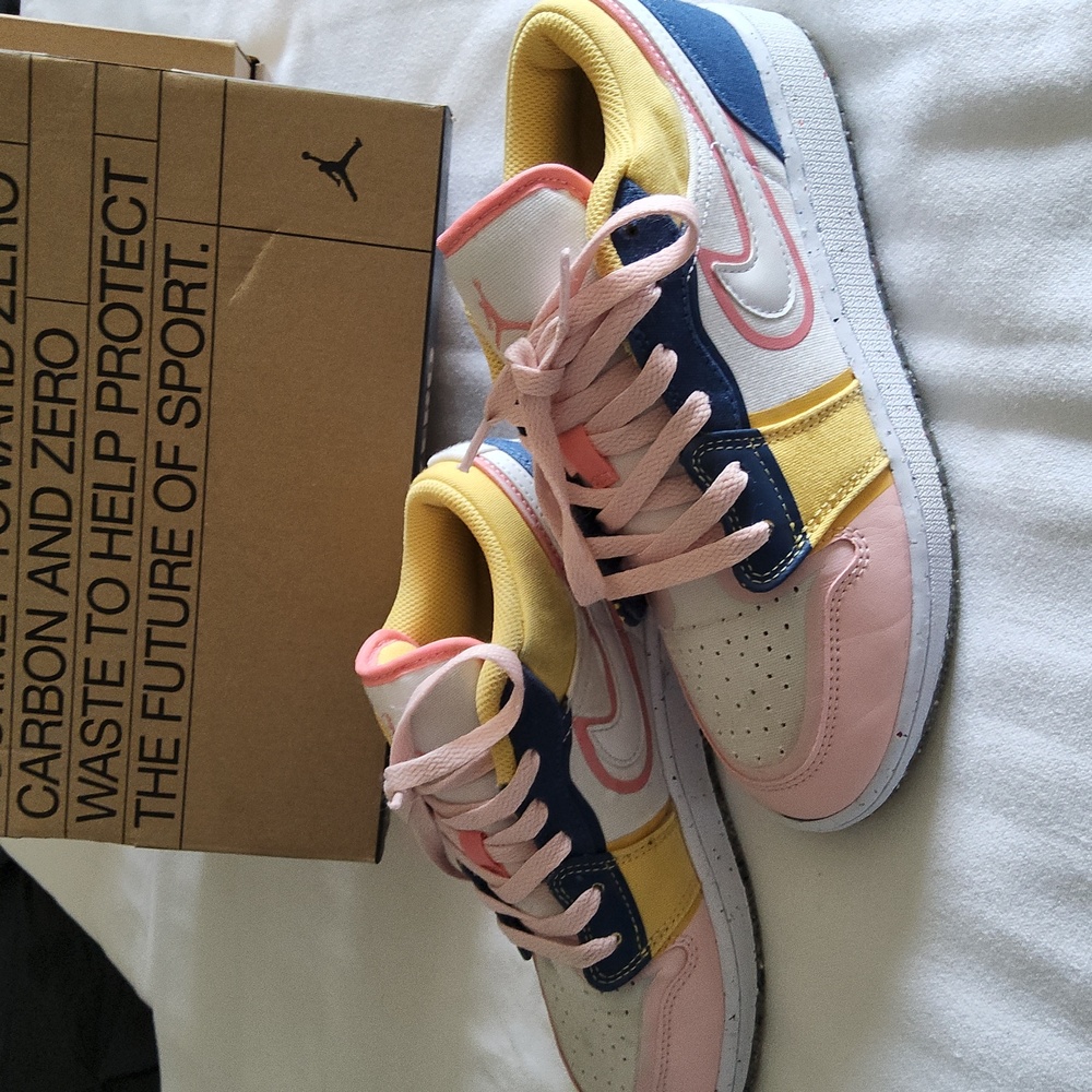 NIKE AIR JORDAN 1 LOW SE (GS)  FOR KIDS SIZE 4 1/2